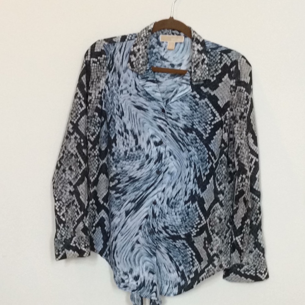 Beautiful Michael Kors 🦋 Button down top!